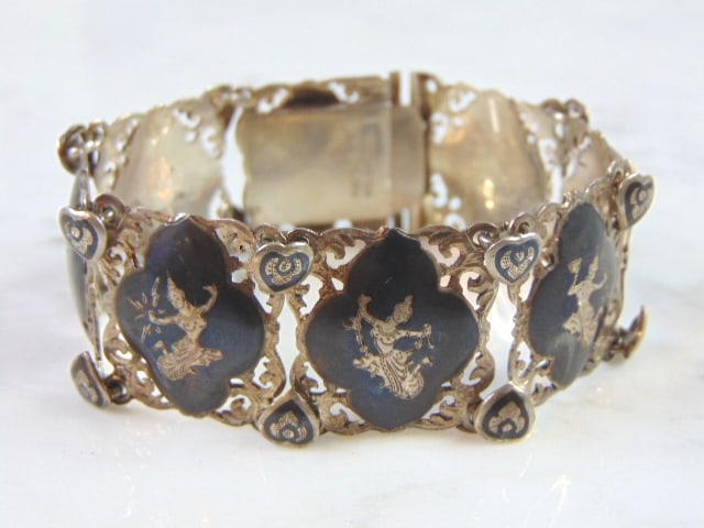 Heavy Vintage Estate Sterling Silver Siam Bracelet: A VINTAGE ESTATE HEAVY STERLING SILVER SIAM BRACELET. BRACELET IS 7 3/4" IN LENGTH TO CLASP BY 1" WIDE AND WEIGHS 40.4g. THIS WOULD MAKE A LOVELY GIFT. ANY OTHER QUESTIONS PLEASE ASK. BE SURE TO CHECK