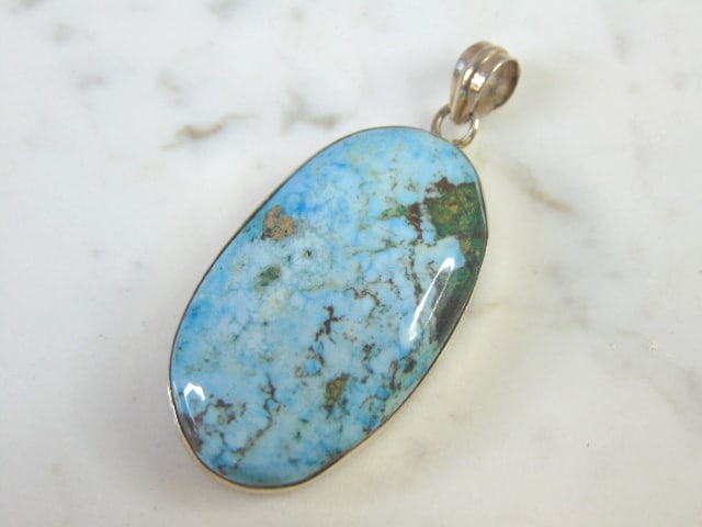 Womens Vintage Estate Sterling Silver Turquoise Pendant: FOR SALE IS THIS LOVELY VINTAGE STERLING SILVER TURQUOISE PENDANT. NOT SURE IF STONE IS REAL OR MAN MADE. THE TOTAL WEIGHT IS 16.6g. THE PENDANT MEASURES 1" WIDE BY 2 1/4" LONG. MAKES A GREAT GIFT FOR