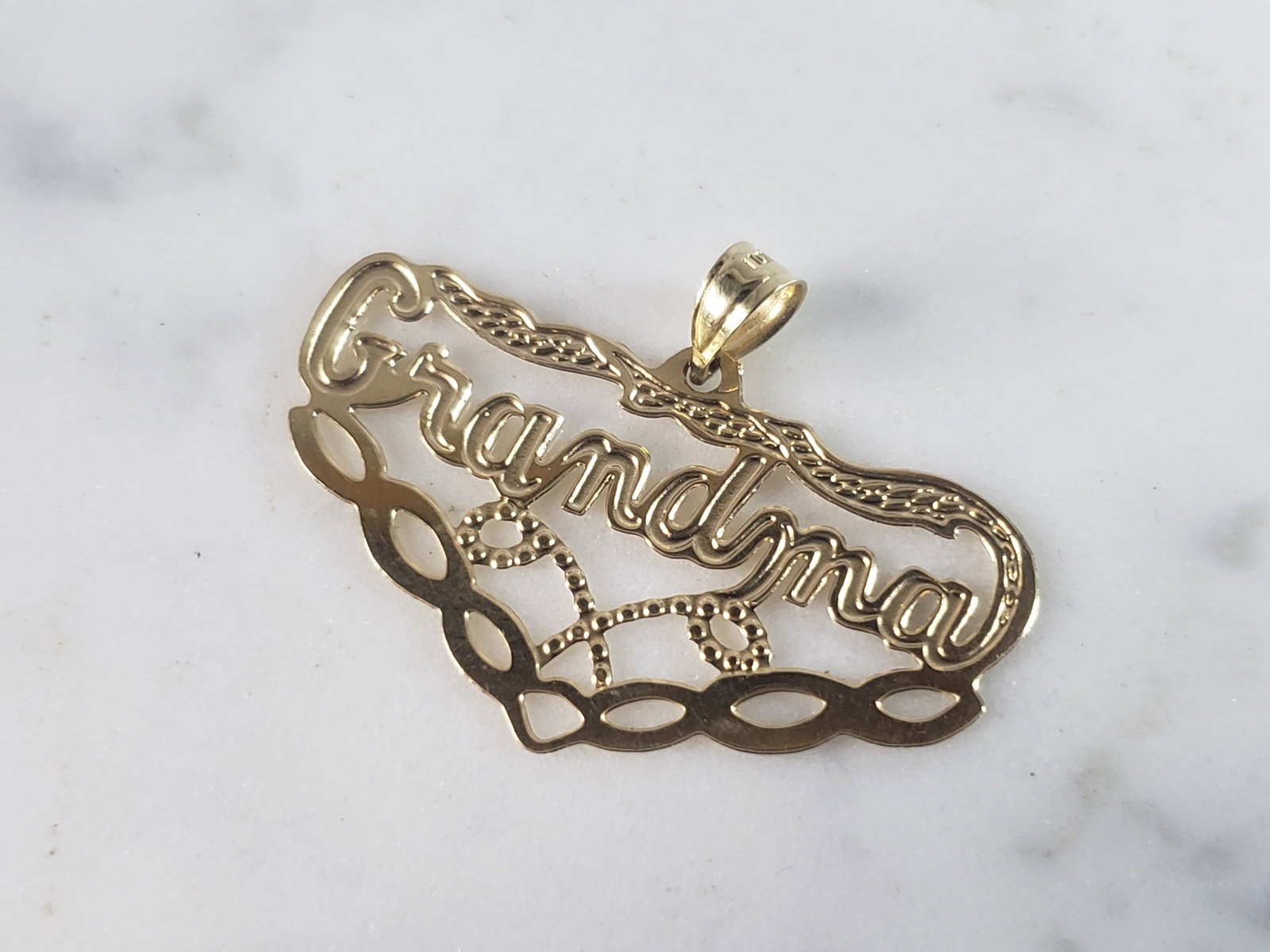 Womens Vintage Estate 14K Yellow Gold "Grandma" Pendant: FOR SALE IS THIS LOVELY WOMENS VINTAGE ESTATE 14K YELLOW GOLD "GRANDMA" PENDANT. THE PENDANT WEIGHS 1.1g AND MEASURES 7/8" LONG BY 1 1/4" WIDE. MAKES A GREAT GIFT FOR THAT SOMEONE SPECIAL. ANY QUESTIO