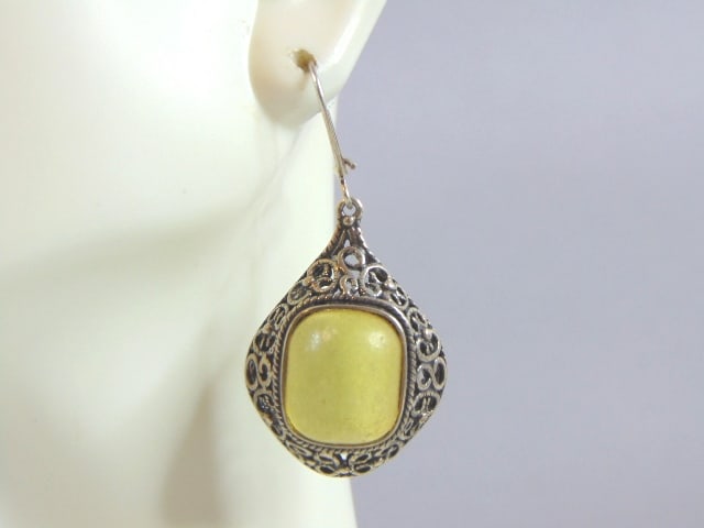 Womens Vintage Estate Sterling Silver Earrings: A LOVELY PAIR OF VINTAGE STERLING SILVER EARRINGS. THE EARRINGS WEIGH 11.4g, EARRINGS MEASURE ABOUT 1 3/4" LONG AND 7/8" WIDE. NOT SURE WHAT THE STONES ARE. MAKES A NICE GIFT FOR THAT SOMEONE SPECIAL.