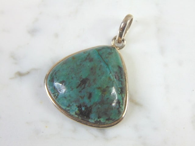 Womens Vintage Sterling Silver Aventurine Pendant: A WOMENS VINTAGE ESTATE STERLING SILVER AVENTURINE PENDANT . NOT SURE IF STONE IS REAL OR MAN MADE. PENDANT WEIGHS 11.5g AND PENDANT MEASURES 1 5/8" LONG BY 1 1/8" WIDE. MAKES A GREAT GIFT FOR THAT SO