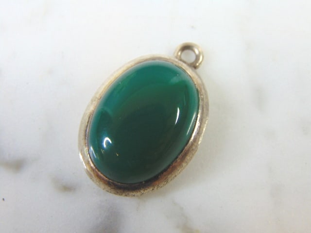Womens Vintage Sterling Silver Aventurine Pendant: A WOMENS VINTAGE ESTATE STERLING SILVER AVENTURINE PENDANT . NOT SURE IF STONE IS REAL OR MAN MADE. PENDANT WEIGHS 4.8g AND PENDANT MEASURES 1" LONG BY 5/8" WIDE. MAKES A GREAT GIFT FOR THAT SOMEONE S
