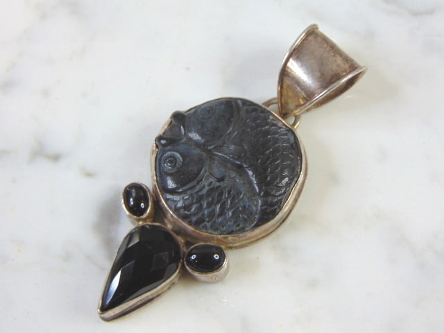 Womens Vintage Estate Sterling Silver Onyx Pendant: FOR SALE IS THIS LOVELY VINTAGE STERLING SILVER ONYX PENDANT. NOT SURE IF STONE IS REAL OR MAN MADE. THE TOTAL WEIGHT IS 17.6g. THE PENDANT MEASURES 2 3/4" WIDE BY 1 1/8 " LONG. MAKES A GREAT GIFT FOR