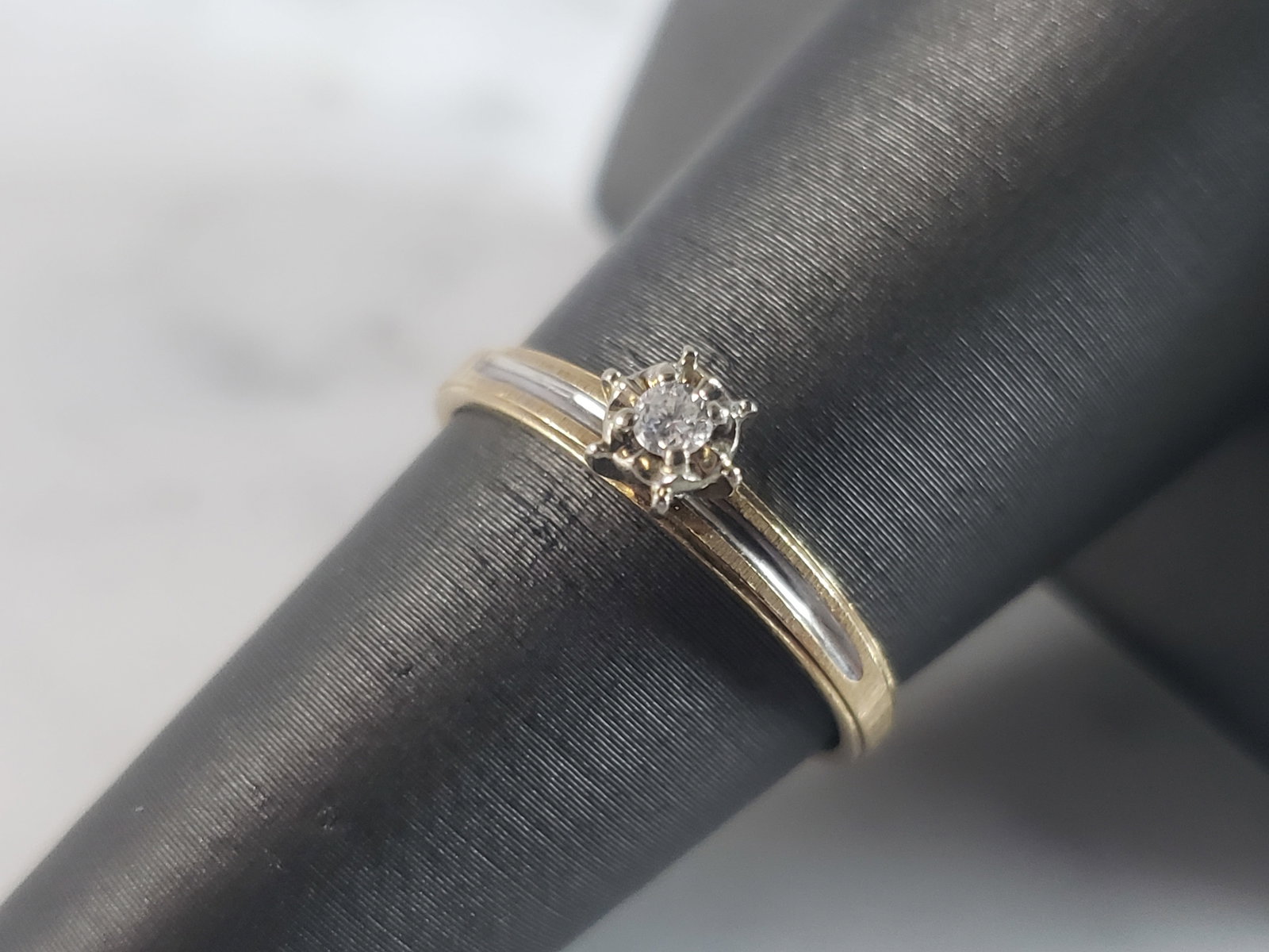 Womens Vintage Estate 10K Yellow & White Gold Diamond Ring: A WOMENS VINTAGE ESTATE 10K YELLOW & WHITE GOLD DIAMOND RING. THE DIAMOND IS ABOUT .07cts. THE TOTAL WEIGHT IS 1.4g, AND IS A SIZE 6.5. ANY QUESTIONS PLEASE DONT HESITATE TO ASK. BE SURE TO CHECK OUT 