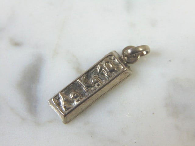 Womens Vintage Estate Sterling Silver Pendant: FOR SALE IS THIS LOVELY VINTAGE STERLING SILVER PENDANT. THE TOTAL WEIGHT IS 2.8g. THE PENDANT MEASURES 1 1/8" WIDE BY 1/4" LONG. MAKES A GREAT GIFT FOR THAT SPECIAL SOMEONE. ANY QUESTIONS, PLEASE DO 