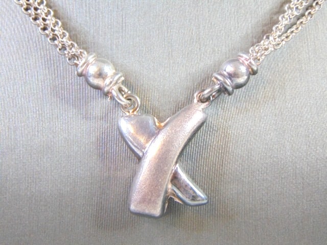 Womens Vintage Estate Sterling Silver Necklace: A BEAUTIFUL VINTAGE ESTATE WOMENS STERLING SILVER NECKLACE . NECKLACE WEIGHS 38.9g. NECKLACE MEASURES 19 1/8" BY 1 1/4". WOULD MAKE A GREAT GIFT FOR THAT SPECIAL SOMEONE. ANY QUESTIONS PLEASE DO NOT H