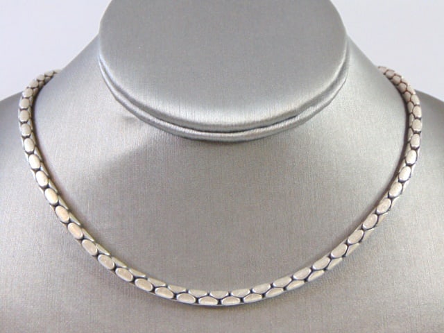 Womens Vintage Estate Sterling Silver Necklace: FOR SALE IS THIS LOVELY VINTAGE STERLING SILVER NECKLACE . THE TOTAL WEIGHT IS 46.5g. THE NECKLACE MEASURES ABOUT 17 3/8" WITH ITS CLASP, BY 1/8" WIDE . MAKES A GREAT GIFT FOR THAT SPECIAL SOMEONE.