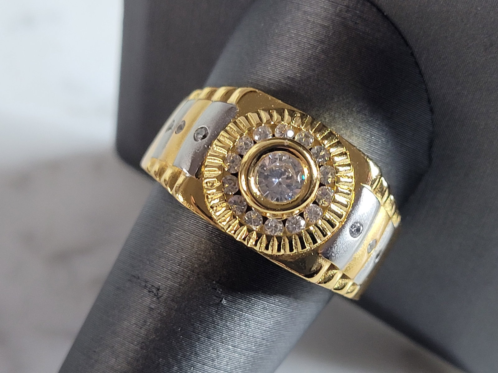 Mens Vintage Estate Sterling Silver Gold Tone CZ Ring: A MENS VINTAGE ESTATE STERLING SILVER CZ RING. THE RING IS A SIZE 12.5 AND WEIGHS 7.3g. THE WIDTH OF THE RING IS ABOUT 1/2". THE RING MAKES A BEAUTIFUL, IMPRESSIVE GIFT FOR THAT SOMEONE SPECIAL. ANY Q