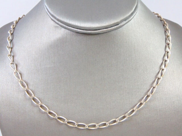 Womens Vintage Estate Sterling Silver Necklace: A BEAUTIFUL VINTAGE ESTATE WOMENS STERLING SILVER NECKLACE .NECKLACE WEIGHS 19.9g. NECKLACE MEASURES 28 1/2" BY 1/4". WOULD MAKE A GREAT GIFT FOR THAT SPECIAL SOMEONE. ANY QUESTIONS PLEASE DO NOT HESI
