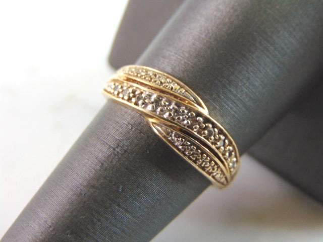 Womens Vintage Estate 14K Yellow Gold Diamond Ring: FOR SALE IS THIS LOVELY VINTAGE 14K YELLOW GOLD RING WITH A TOTAL OF ABOUT .10cts OF DIAMONDS. THE TOTAL WEIGHT IS 2.9g, AND IS A SIZE 8.0. RING IS MARKED 14k ON THE INSIDE OF THE BAND. ANY QUESTIONS 