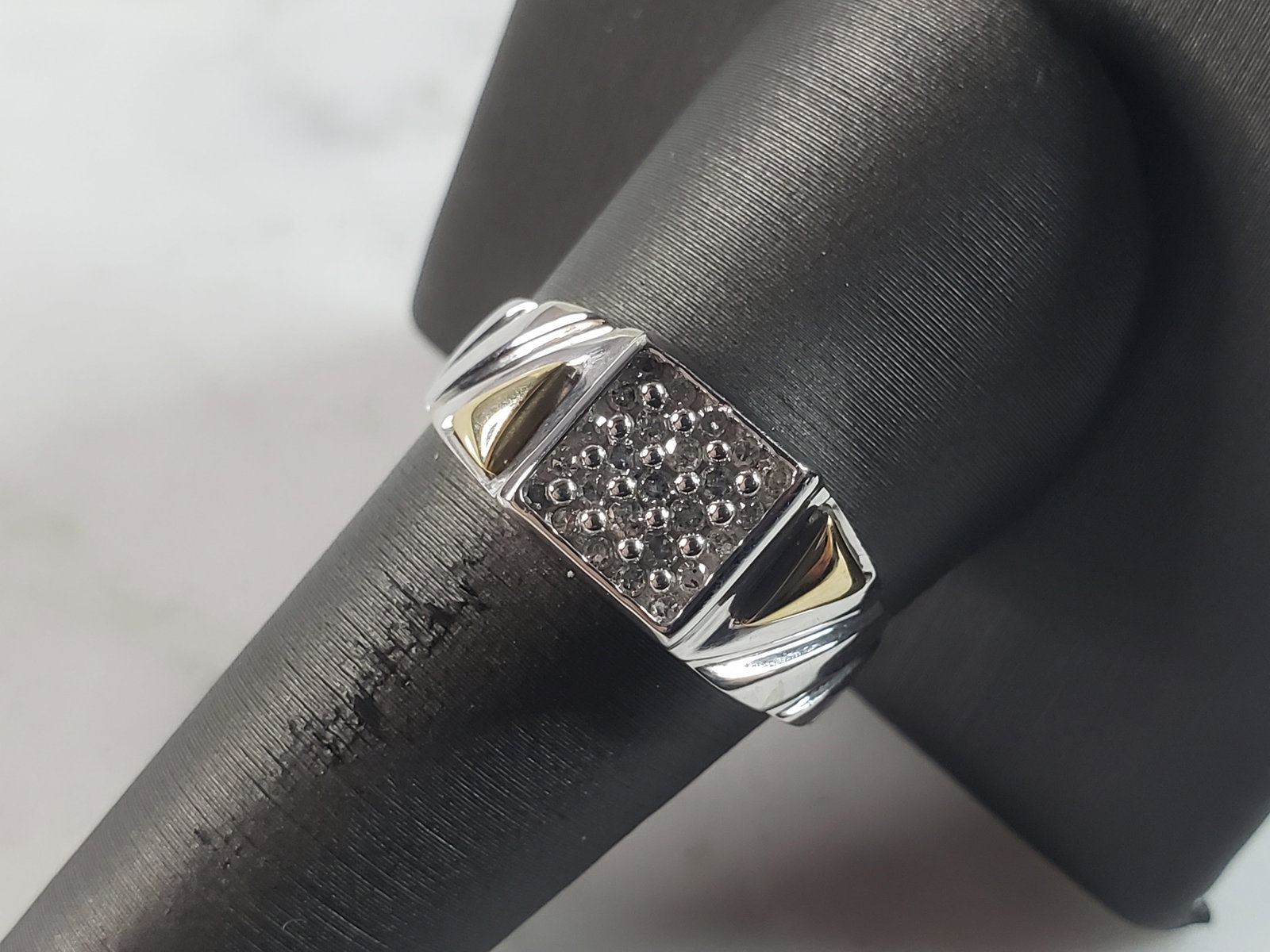 Mens Vintage Estate 10k White & Yellow Gold Diamond Ring: A MENS VINTAGE 10K WHITE AND YELLOW GOLD DIAMOND RING. THE SIZE OF THE RING IS A 10.0, AND WEIGHS 4.2g. THE WIDTH OF THE BAND IS 3/8". RING HAS .25cts OF DIAMONDS. RING IS STAMPED 10K. ANY OTHER QUEST