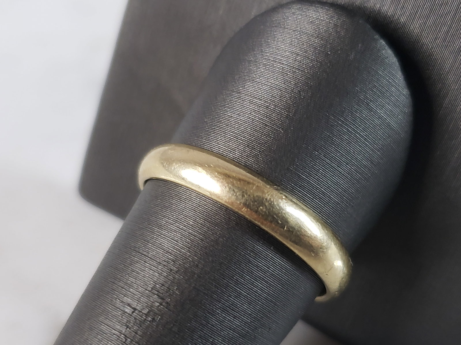 Mens Vintage Estate 14K Yellow Gold Wedding Band Ring: FOR SALE IS THIS MENS VINTAGE ESTATE 14K YELLOW GOLD WEDDING BAND RING. THE RING WEIGHS 4.3g AND IS A SIZE 11.5. THE WIDTH OF THE RING IS 1/8". RING IS MARKED "14K". ANY QUESTIONS PLEASE DO NOT HESITA
