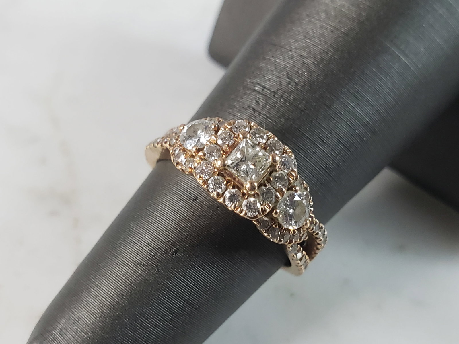 Exquisite Womens Vintage Estate 14K Rose Gold Diamond Ring: A WOMENS VINTAGE ESTATE 14K ROSE GOLD DIAMOND RING. THE RING IS A SIZE 5.0 AND WEIGHS 3.2g. THERE ARE ABOUT 1.5cts OF DIAMONDS IN THIS RING. THE WIDTH OF THE RING IS ABOUT 5/16". RING IS NOT MARKED , 