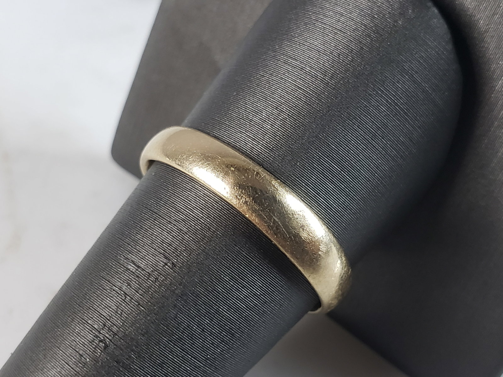 Mens Vintage Estate 14K Yellow Gold Wedding Band Ring: FOR SALE IS THIS MENS VINTAGE ESTATE 14K YELLOW GOLD WEDDING BAND RING. THE RING WEIGHS 3.9g AND IS A SIZE 10.0. THE WIDTH OF THE RING IS 3/16". RING IS MARKED "14K". ANY QUESTIONS PLEASE DO NOT HESIT