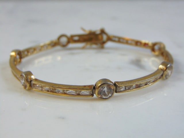 Womens Vintage Estate Sterling Silver CZ Bracelet: FOR SALE IS A LOVELY VINTAGE ESTATE STERLING SILVER CZ BRACELET. BRACELET MEASURES 7 3/8" LONG BY 1/4" WIDE AND WEIGHS 11.1g. THIS WOULD MAKE A LOVELY GIFT FOR THAT SOMEONE SPECIAL. ANY QUESTIONS, PLE