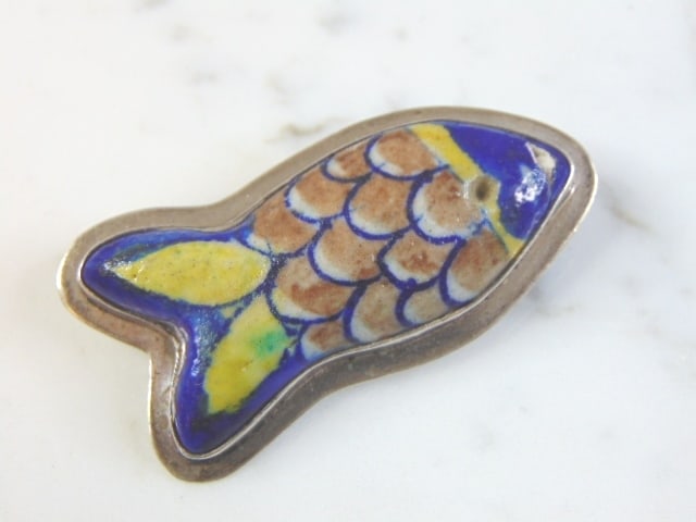 Womens Amy Kahn Russell Sterling Silver Fish Brooch: FOR SALE IS THIS LOVELY AMY KAHN RUSSELL STERLING SILVER FISH BROOCH. THE TOTAL WEIGHT OF THE BROOCH IS 20.2g. THE BROOCH MEASURES 2 1/4" LONG BY 1 1/8" WIDE. BROOCH HAS MINOR BLEMISH ON THE FRONT, BU