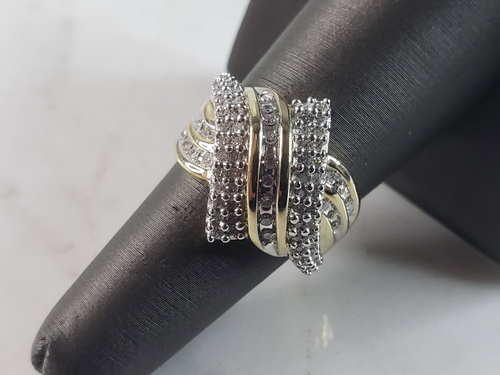 Womens Vintage Estate 10K Gold Diamond Cluster Ring: A WOMENS 10K GOLD DIAMOND CLUSTER RING. THE RING WEIGHS 4.9g. THE SIZE OF THE RING IS A 7.0. THERE ARE ABOUT .85cts OF DIAMONDS. ANY QUESTIONS PLEASE DO NOT HESITATE TO ASK. BE SURE TO CHECK OUT SOME 