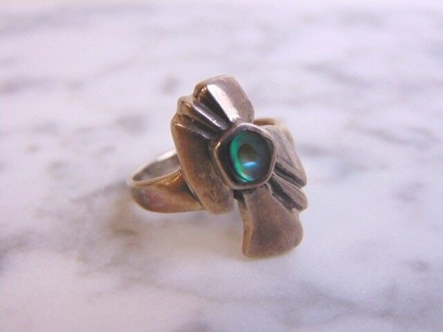 Womens Vintage Estate Sterling Silver Modernist Abalone Ring: A VINTAGE ESTATE STERLING SILVER RING WITH ABALONE INLAY. THE RING SIZE IS 5.25, AND WEIGHS 5.5g. THIS WOULD MAKE A NICE GIFT FOR THAT SOMEONE SPECIAL. ANY OTHER QUESTIONS, PLEASE DO NOT HESITATE TO A