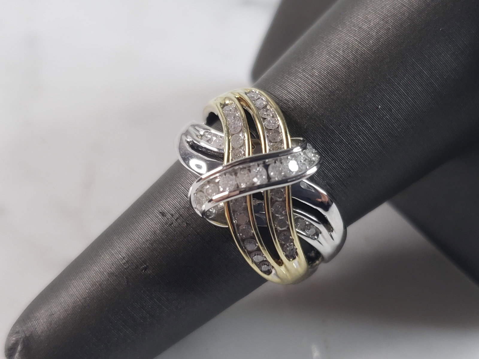 Womens Vintage Estate 10K Gold Diamond Cluster Ring: A WOMENS 10K GOLD DIAMOND CLUSTER RING. THE RING WEIGHS 5.9g. THE SIZE OF THE RING IS A 6.75. THERE ARE ABOUT .44cts OF DIAMONDS. ANY QUESTIONS PLEASE DO NOT HESITATE TO ASK. BE SURE TO CHECK OUT SOME