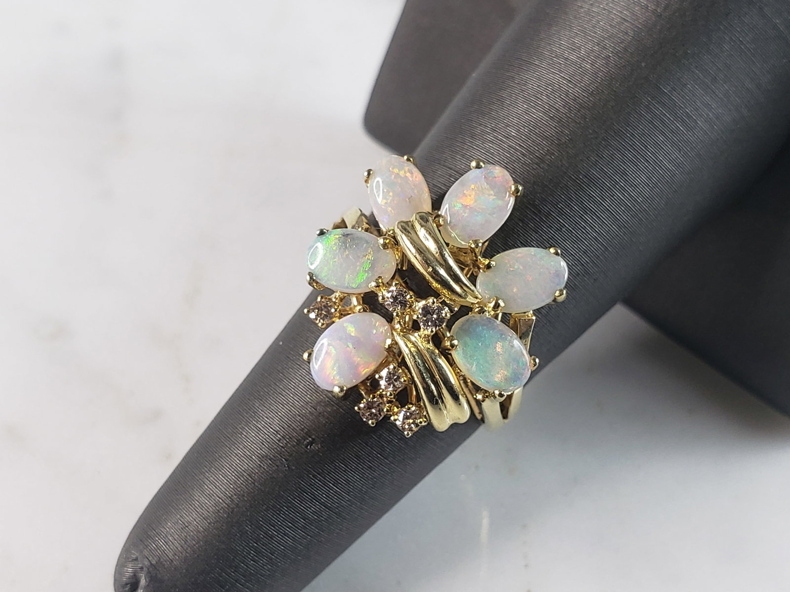 Womens Vintage Estate 14k Gold Opal & Diamond Ring: FOR SALE IS THIS UNIQUE WOMEN'S VINTAGE ESTATE 14K GOLD OPAL & DIAMOND RING. THE RING IS A SIZE 6.5 AND WEIGHS 5.0g. NOT SURE IF THE OPALS ARE REAL OR MANMADE. THE DIAMONDS ARE REAL AND THERE ARE ABOU