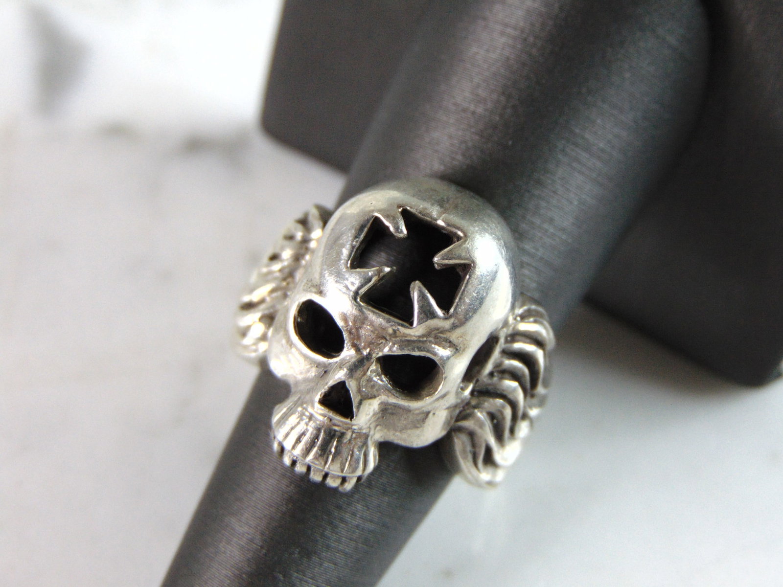 Mens Vintage Estate Sterling Silver Skull Ring: A MENS VINTAGE ESTATE STERLING SILVER SKULL RING. THE TOTAL WEIGHT IS 12.2g, AND IS A SIZE 8.75. THIS RING WOULD MAKE A GREAT GIFT FOR SOMEONE SPECIAL. ANY QUESTIONS PLEASE DONT HESITATE TO ASK. BE SU
