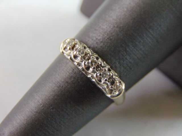 Womens Vintage Estate 14k White Gold Diamond Ring: FOR SALE IS THIS WONDERFUL WOMEN'S 14K WHITE GOLD DIAMOND RING. THE RING WEIGHS 2.3g, AND IS A SIZE 6.25. THERE ARE ABOUT .10cts OF DIAMONDS. RING IS MARKED ON THE INSIDE OF THE BAND. WOULD MAKE A LOV