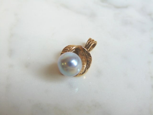 Vintage Estate 10K Gold w/ Faux Pearl Pendant: A WOMENS VINTAGE ESTATE 10K GOLD PENDANT WITH A GREYISH COLORED FAUX PEARL. THE PENDANT WEIGHS 2.6g, AND MEASURES 1/2" BY 3/4". WOULD MAKE A LOVELY GIFT FOR THAT SOMEONE SPECIAL. ANY QUESTIONS PLEASE 