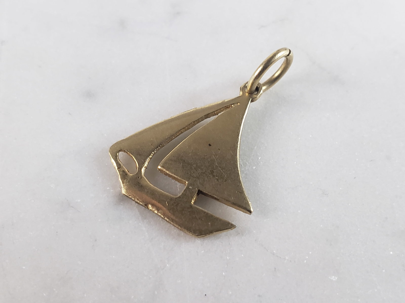 Womens Vintage Estate 14K Gold Sailboat Charm Pendant: A WOMENS VINTAGE ESTATE 14K YELLOW GOLD SAILBOAT CHARM PENDANT. PENDANT WEIGHS 1.4g, AND MEASURES 5/8" WIDE BY 3/4" LONG. PENDANT IS MARKED 14K. ANY QUESTIONS, PLEASE DO NOT HESITATE TO ASK. BE SURE T