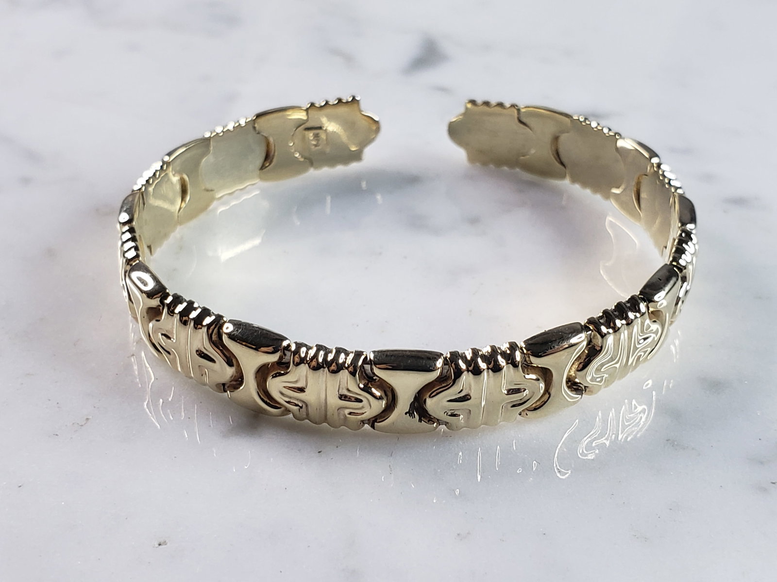 Womens Vintage Estate 14K Yellow Gold Cuff Bracelet: A WOMEN'S VINTAGE ESTATE 14K YELLOW GOLD CUFF BRACELET. THE INSIDE CIRCUMFERENCE OF THE BRACELET MEASURES ABOUT 7", AND ABOUT 1/4" WIDE. BRACELET WEIGHS 16.4g. BRACELET IS MARKED. THIS WOULD MAKE A LO