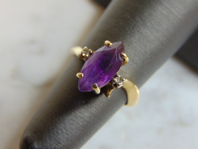 Womens Vintage 14K Yellow Gold & Marquis Amethyst Ring: A VINTAGE ESTATE WOMEN'S 14K GOLD MARQUIS AMETHYST RING. THE RING WEIGHS 3.7g, AND IS A SIZE 4.75. THE STONE ITSELF MEASURES 1/2" LONG BY 1/4" WIDE. THIS IS A LOVELY GIFT FOR THAT SPECIAL SOMEONE. ANY