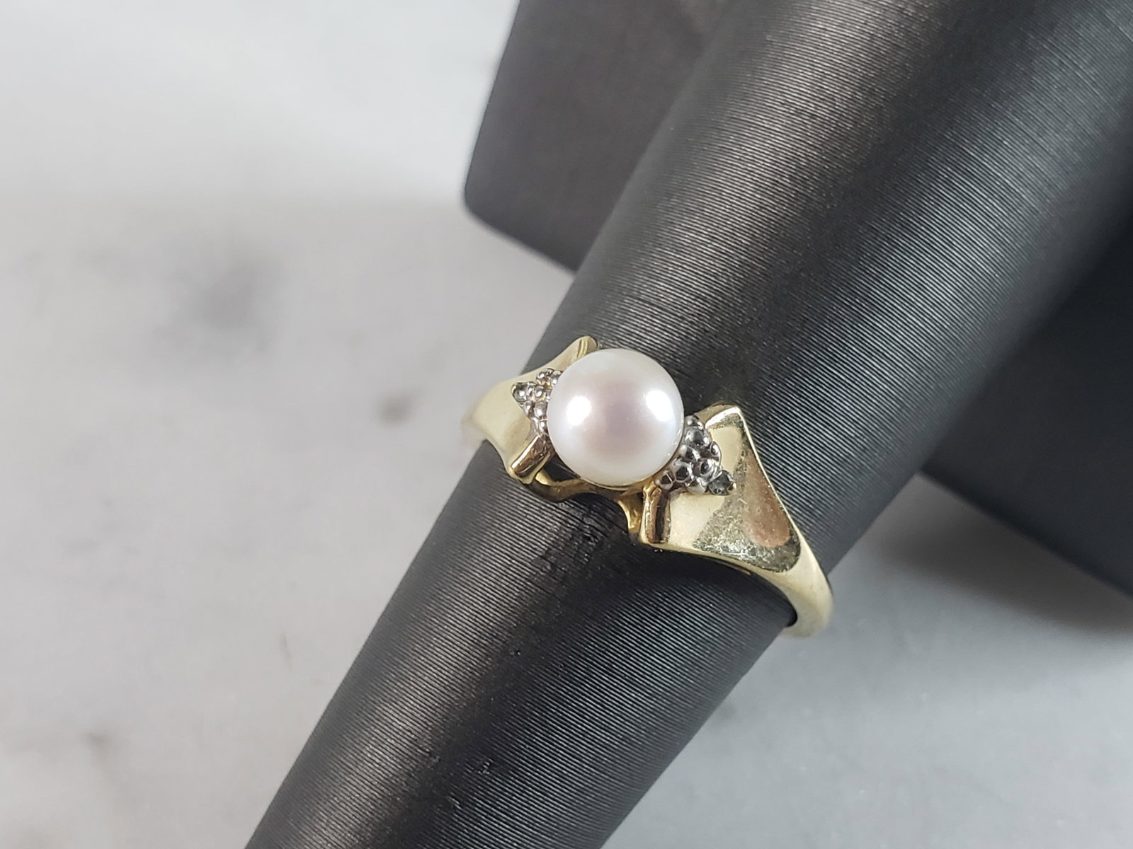 Womens Vintage Estate 10k Gold Pearl Diamond Ring: A WOMENS VINTAGE ESTATE 10K GOLD PEARL & DIAMOND RING. THE RING WEIGHS 2.6g. THE RING SIZE IS A 6.75 RING IS STAMPED 10K. NOT 100% ON THE PEARL. DOES HAVE A GRITTY FEELING TO THE TEETH, SO I AM ONLY A