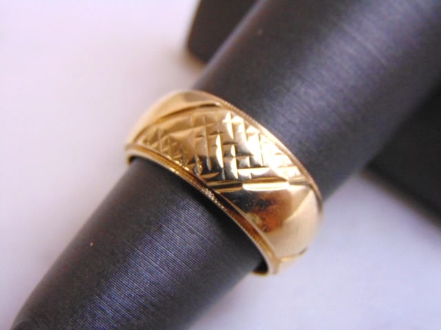 Mens Vintage Estate 14K Yellow Gold Wedding Band Ring: FOR SALE IS THIS MENS VINTAGE ESTATE 14K YELLOW GOLD WEDDING BAND RING. THE RING WEIGHS 8.8g AND IS A SIZE 6.25. THE WIDTH OF THE RING IS 5/16". ANY QUESTIONS PLEASE DO NOT HESITATE TO ASK. BE SURE TO