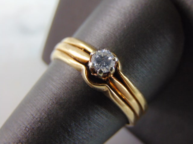 Womens Vintage Estate 14k Gold Solitaire Diamond Ring: FOR SALE IS THIS WONDERFUL WOMEN'S 14K YELLOW GOLD RING WITH A BEAUTIFUL .20ct. ROUND DIAMOND. THE COLOR IS ABOUT AN e AND THE CLARITY IS AN I2. THE RING WEIGHS 3.8g. THE SIZE OF THE RING IS AN 11.0. 