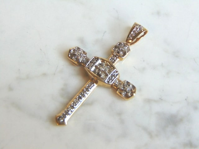 Womens Vintage Estate 10k Yellow Gold & Diamonds Religious Cross Pendant: A WOMENS VINTAGE ESTATE 10K YELLOW GOLD CROSS PENDANT WITH DIAMOND CHIPS. PENDANT WEIGHS 4.8g, AND MEASURES 1 3/4" BY 1". WOULD MAKE A LOVELY GIFT FOR THAT SOMEONE SPECIAL. ANY QUESTIONS, PLEASE ASK. 
