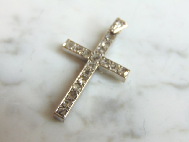 10k White Gold & Diamonds Religious Cross Pendant: A VINTAGE ESTATE 10K WHITE GOLD CROSS PENDANT WITH DIAMONDS. PENDANT WEIGHS 4.1g, AND MEASURES 1 1/2" BY 3/4". WOULD MAKE A LOVELY GIFT FOR THAT SOMEONE SPECIAL. IF ANY QUESTIONS, PLEASE ASK. BE SURE 