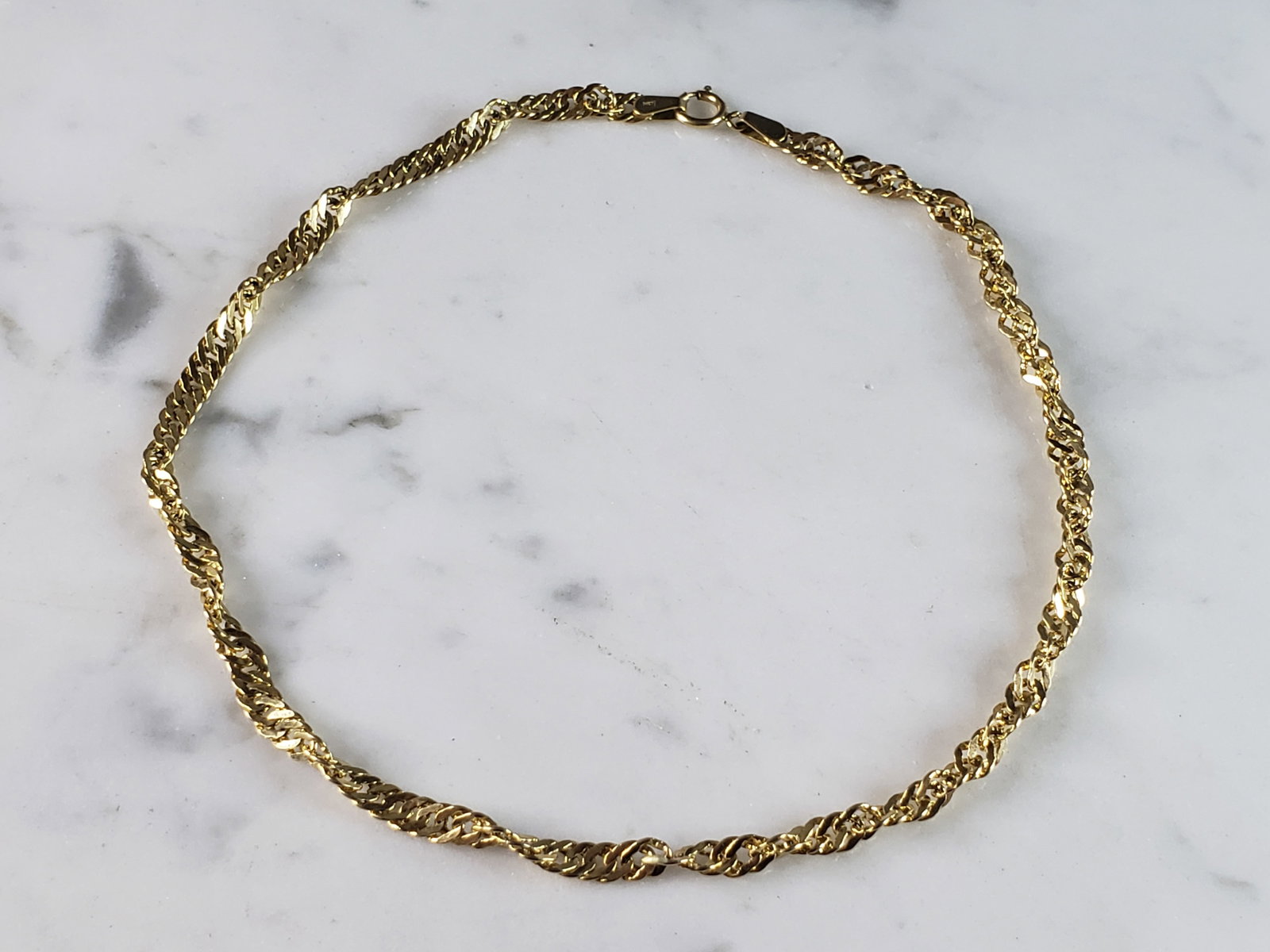 Womens Vintage Estate 14K Gold Twisted Italian Anklet Bracelet: A LOVELY VINTAGE ESTATE 14K YELLOW GOLD TWISTED ITALIAN BRACELET. THE BRACELET IS 11 1/4" LONG FROM THE CLASP BY 1/8" WIDE, AND WEIGHS 2.8g. BRACELET IS MARKED NEAR THE CLASP. THIS WOULD MAKE A LOVELY