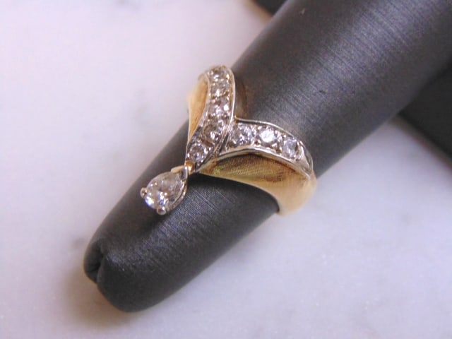 Exquisite Womens Vintage Estate 14k Gold Diamond Ring: FOR SALE IS THIS EXQUISITE WOMENS VINTAGE ESTATE 14K GOLD DIAMOND RING THAT WEIGHS 6.6g AND HAS ABOUT .65cts OF DIAMONDS, WITH THE MAIN STONE BEING ABOUT .20cts. THE SIZE OF THE RING IS A 5.25. RING I
