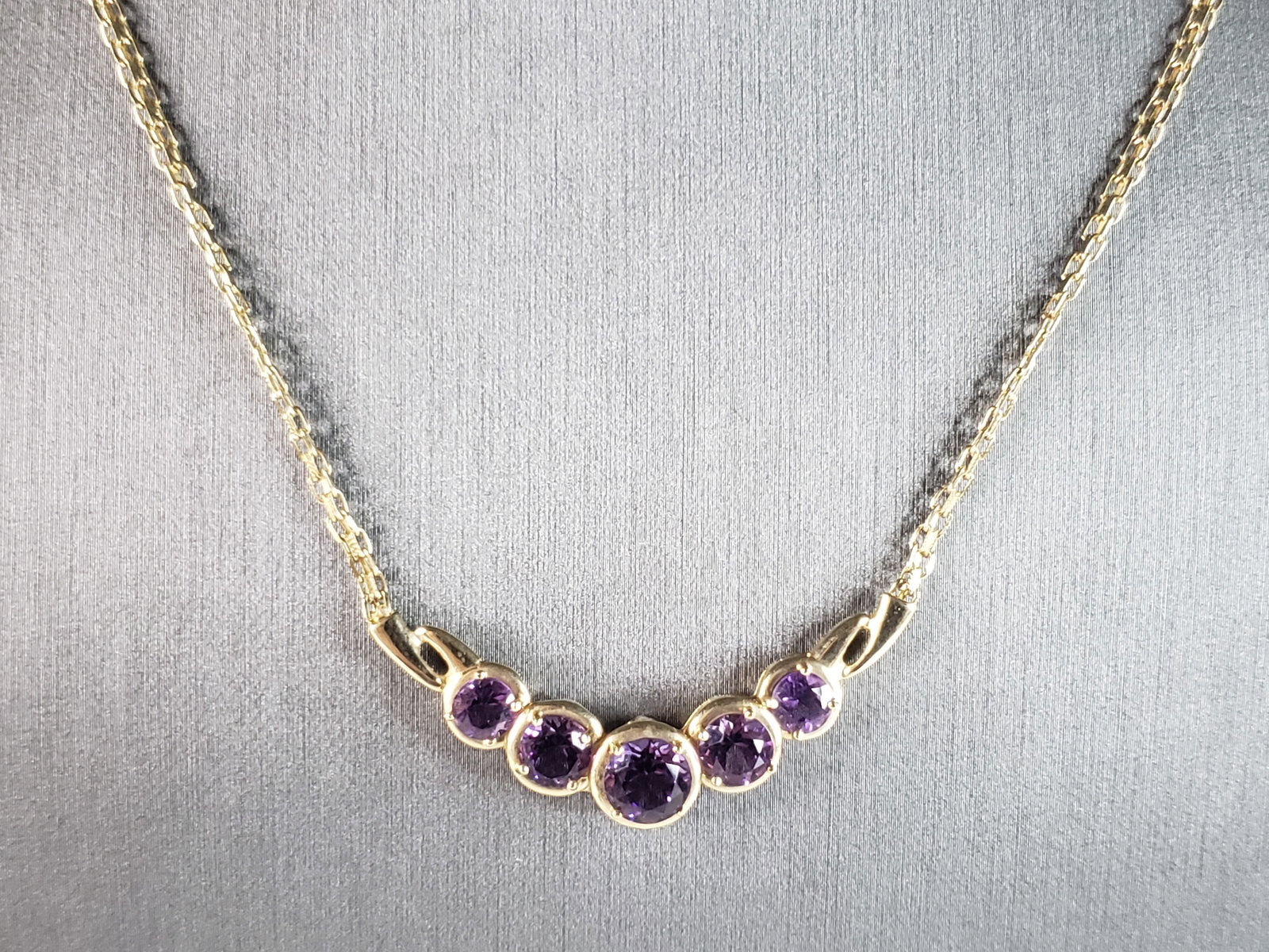 Womens Vintage Estate 14k Gold Amethyst Necklace: A WOMENS VINTAGE ESTATE 14K YELLOW GOLD AMETHYST NECKLACE. NECKLACE MEASURES 18" LONG AND WEIGHS 7.7g. STAMPED ON THE BACK 14K, B.J. THIS WOULD MAKE A GREAT GIFT FOR THAT SPECIAL SOMEONE. ANY QUESTION