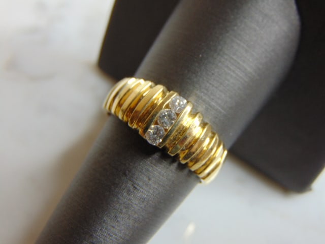 Vintage Estate 14K Yellow Gold & Diamond Ring: FOR SALE IS THIS LOVELY VINTAGE 14K YELLOW GOLD RING WITH 3 DIAMONDS THAT TOTAL .21cts. THE TOTAL WEIGHT IS 6.3g, AND IS A SIZE 8.5. THE WIDTH OF THE FACE IS 1/4". ANY QUESTIONS PLEASE DONT HESITATE T