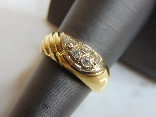 Vintage Estate 14K Yellow Gold & Diamond Ring: FOR SALE IS THIS LOVELY VINTAGE 14K YELLOW GOLD RING WITH 3 DIAMONDS THAT TOTAL .35cts. THE TOTAL WEIGHT IS 6.4g, AND IS A SIZE 6.75. THE WIDTH OF THE FACE IS 1/4". ANY QUESTIONS PLEASE DONT HESITATE 