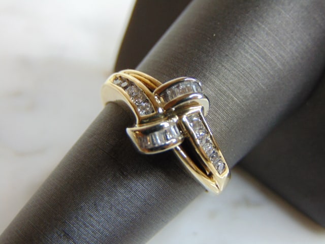 Womens Vintage Estate 10K Yellow Gold Diamond Ring: A WOMENS VINTAGE ESTATE 10K YELLOW GOLD RING WITH A TOTAL OF ABOUT .25cts OF DIAMONDS. THE TOTAL WEIGHT IS 4.2g, AND IS A SIZE 7.75. THE WIDTH OF THE FACE IS 3/8". ANY QUESTIONS PLEASE DONT HESITATE T
