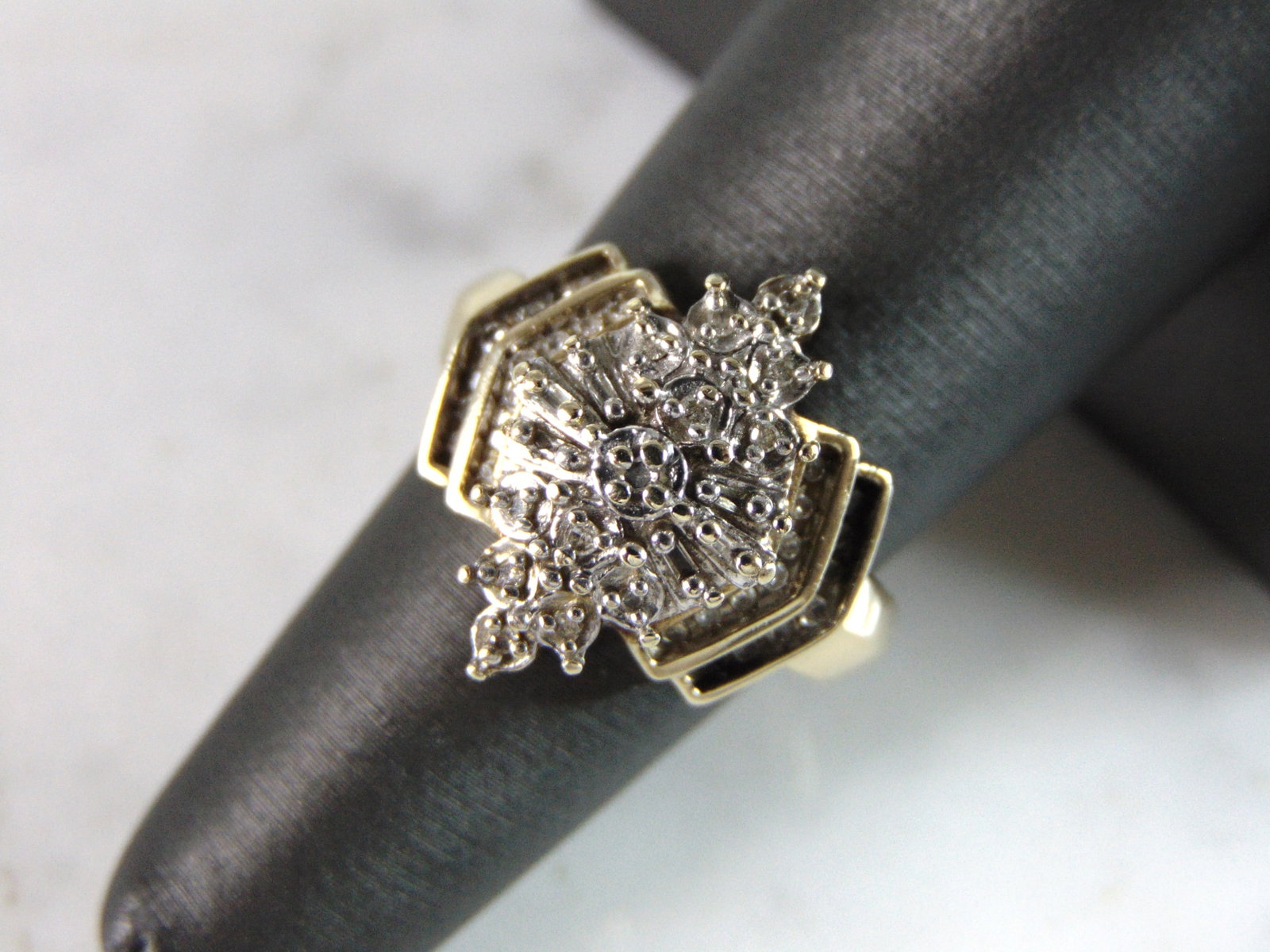 Womens Vintage Estate 10K Yellow Gold Diamond Ring: FOR SALE IS THIS VINTAGE ESTATE 10K YELLOW GOLD DIAMOND RING. THE RING IS A SIZE 7 AND WEIGHS 5.6g. THERE IS ABOUT .82cts WORTH OF DIAMONDS. THE RING MAKES A BEAUTIFUL GIFT FOR THAT SOMEONE SPECIAL. A