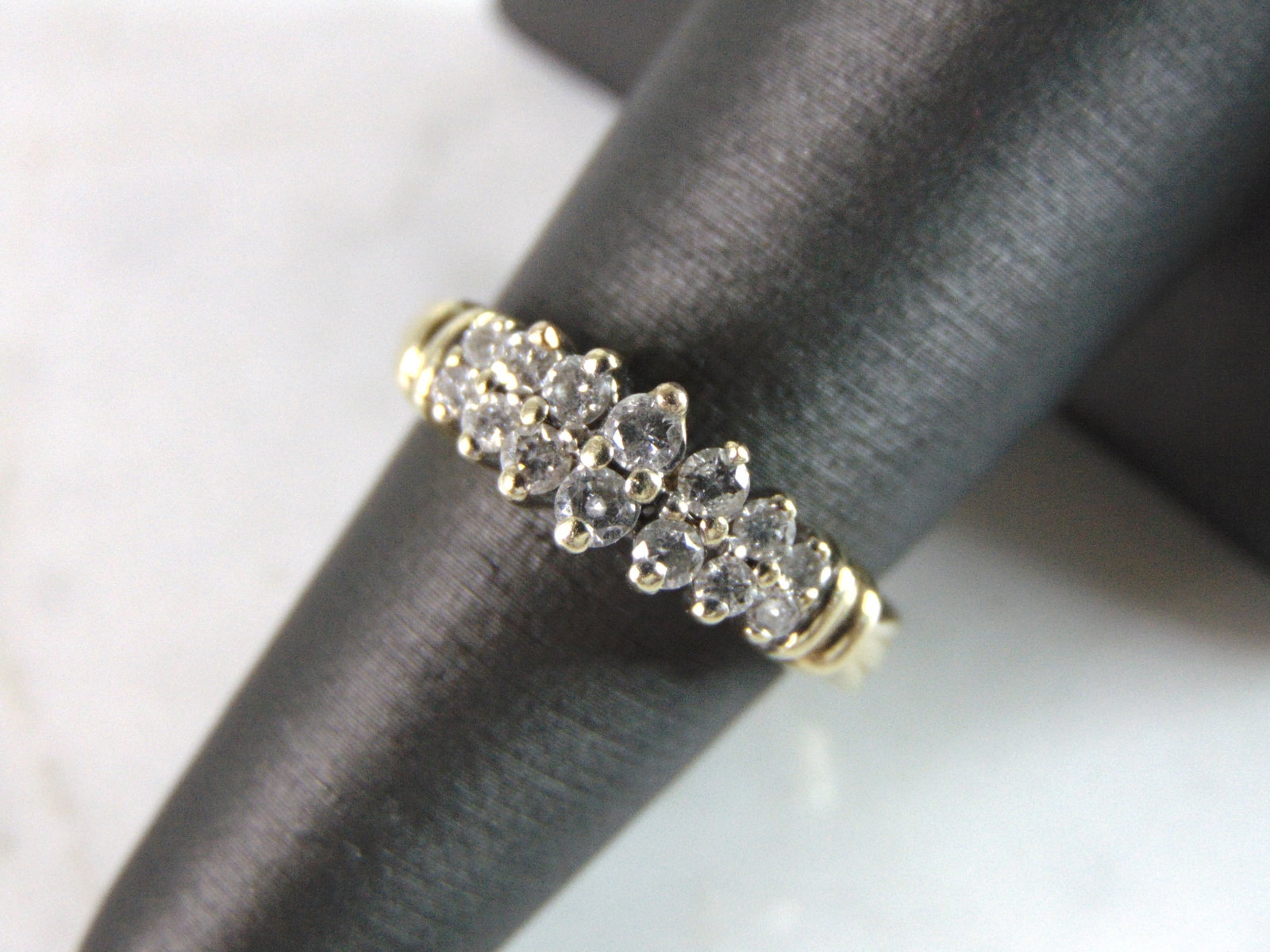 Womens Vintage Estate 14K Yellow Gold Diamond Ring: FOR SALE IS THIS VINTAGE ESTATE 14K YELLOW GOLD DIAMOND RING. THE RING IS A SIZE 7 AND WEIGHS 4.2g. THERE IS ABOUT .68cts WORTH OF DIAMONDS. THE RING MAKES A BEAUTIFUL GIFT FOR THAT SOMEONE SPECIAL. A