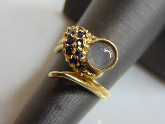 Womens 14K Yellow Gold Ring w/ Blue Sapphire & Stone: FOR SALE IS THIS WONDERFUL WOMENS 14K YELLOW GOLD RING WITH BLUE SAPPHIRE CHIPS AND WHAT APPEARS TO BE A MOON STONE OF SOME SORT. THE RING WEIGHS 3.8g. THE SIZE OF THE RING IS A 6.25. THE FACE OF THE 