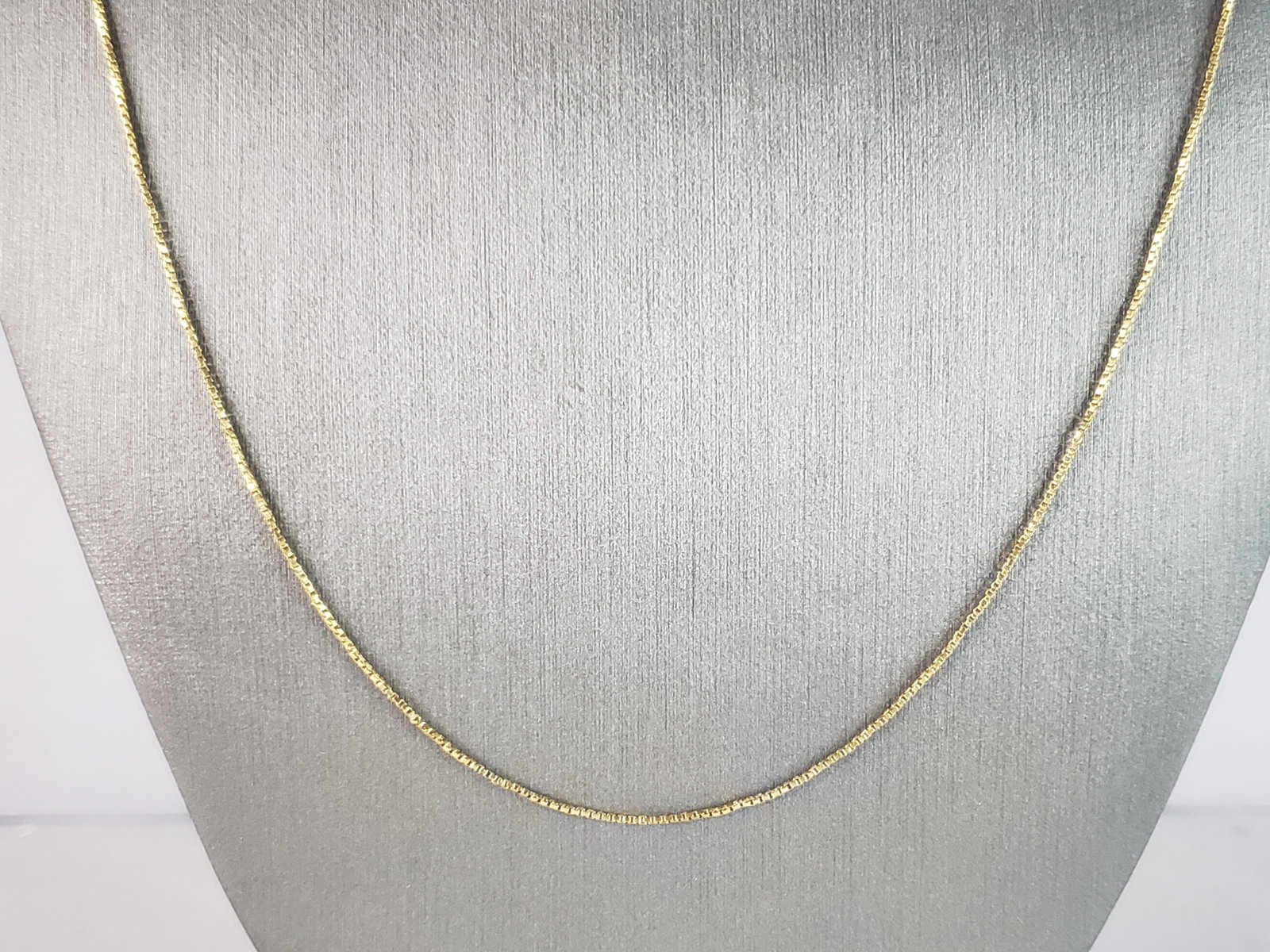 Womens Vintage Estate Fine 18K Yellow Gold Box Link Necklace: FOR SALE IS THIS LOVELY WOMENS VINTAGE FINE 18K YELLOW GOLD BOX LINK NECKLACE THAT MEASURES 26" LONG BY 1/16", AND WEIGHS 4.0g. THIS MAKES A BEAUTIFUL GIFT FOR THAT SOMEONE SPECIAL. IF ANY QUESTIONS, 