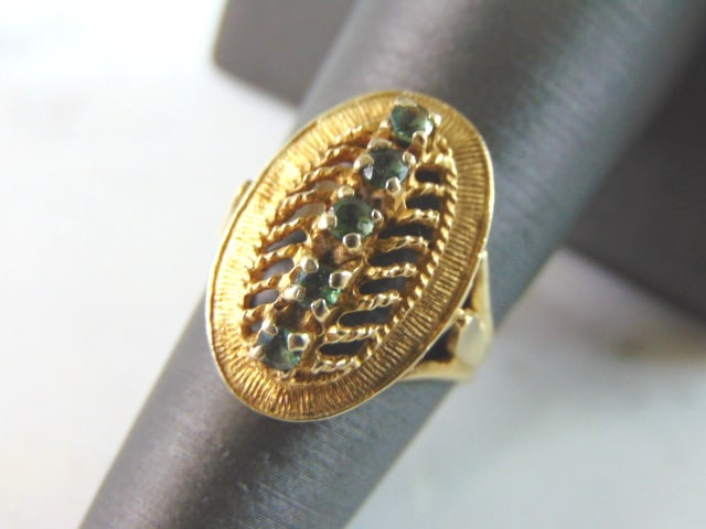Womens Vintage Estate 14K Gold Aqua Ring: A WOMENS VINTAGE 14K YELLOW GOLD RING WITH WHAT APPEARS TO BE AQUA STONES. THE RING WEIGHS 3.5g, AND IS A SIZE 6.5. THIS WOULD MAKE A LOVELY GIFT FOR THAT SOMEONE SPECIAL. PLEASE DO NOT HESITATE TO AS
