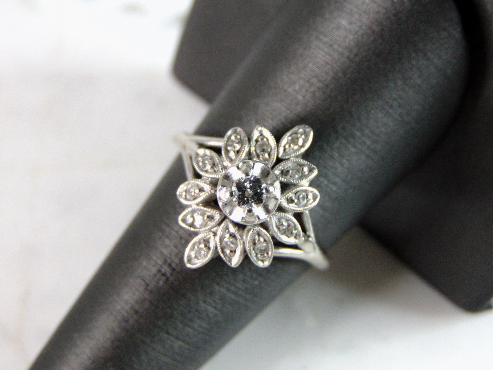 Womens Vintage Estate 14K White Gold Diamond Ring: FOR SALE IS THIS VINTAGE ESTATE 14K WHITE GOLD DIAMOND RING. THE RING IS A SIZE 8.5 AND WEIGHS 5.3g. THERE IS ABOUT .36cts WORTH OF DIAMONDS. THE RING MAKES A BEAUTIFUL GIFT FOR THAT SOMEONE SPECIAL. 
