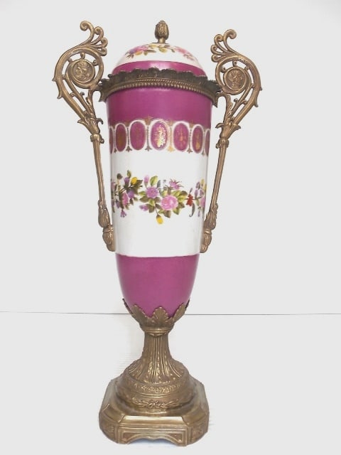 VICTORIAN STYLE FLORAL PORCELAIN URN VASE: A DECORATIVE VICTORIAN ART NOUVEAU STYLE FLORAL PORCELAIN URN VASE. THE URN MEASURES 22" TALL, BY 11" LONG BY 6 1/2" WIDE.