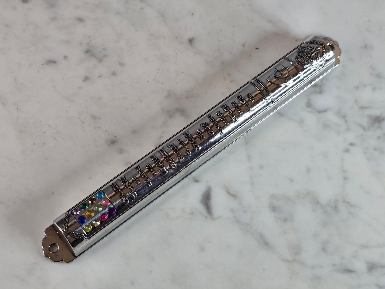 DECORATIVE COLLECTIBLE JEWISH OR JUDAICA JEWELED MEZUZAH: A DECORATIVE COLLECTIBLE JEWISH OR JUDAICA JEWELED MEZUZAH THAT MEASURES 7 3/8" LONG BY 1" WIDE.