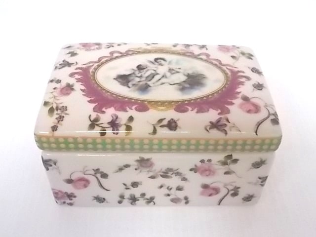 DECORATIVE VICTORIAN ART NOUVEAU PORCELAIN VANITY BOX: FOR SALE IS THIS NICE DECORATIVE VICTORIAN OR ART NOUVEAU STYLE PORCELAIN VANITY BOX WITH FLORAL DECORATION AND CHERUBS. BOX MEASURES 3" TALL BY 5 3/4" LONG BY 3 3/4" WIDE.